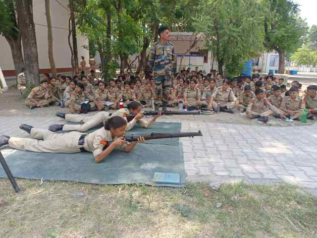 एन.सी.सी. कैडेट्स ने सीखा मैप रीडिंग और राइफल पकड़ना