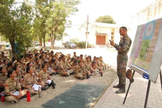 एन.सी.सी. कैडेट्स ने सीखे 0.22 राइफल  से फायरिंग और मैप रीडिंग के गुर