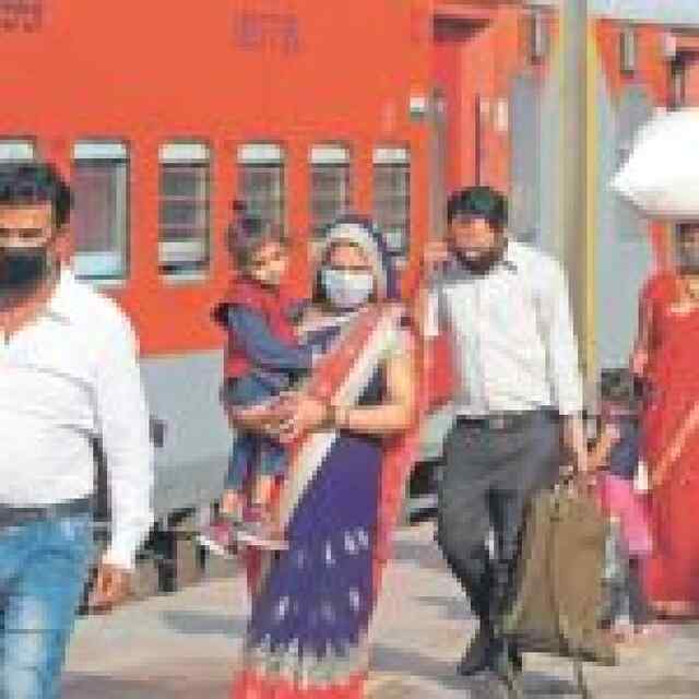 भीषण गर्मी में रेल यात्रियों का हुआ बुरा हाल, कई ट्रेनें 12 घंटे लेट