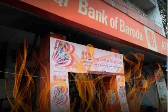 बैंक ऑफ बड़ौदा में लगी भीषण आग, लाखों का हुआ नुकसान 
