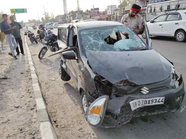 जालंधरः हाईवे पर पलटी गाड़ी बच्चों ने मचाई चीख पुकार, देखें वीडियो