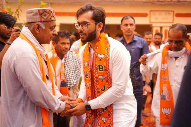 डेड साल तक कांग्रेस को पानी पी पीकर कोसने वाले अब मुख्यमंत्री की गोद में बैठ गए