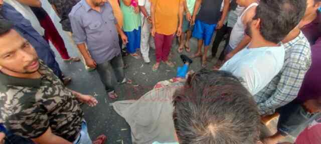 जालंधरः ट्रक की चपेट में आने से स्कूल के छात्र की मौ+त, देखें वीडियो