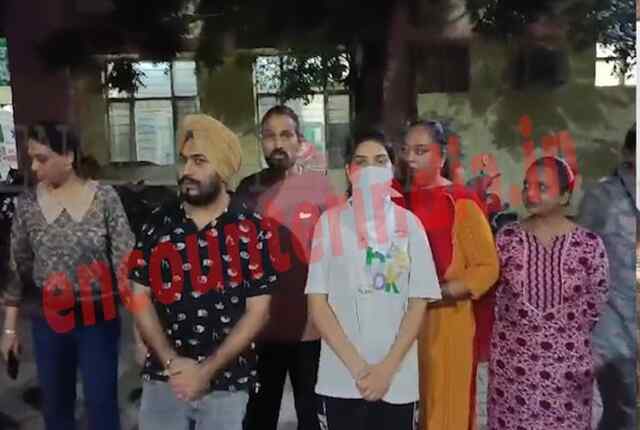 पंजाबः आवारा कुत्तों को खाना खिलाने को लेकर हुआ विवाद, युवती और पड़ोसियों में हुई हाथापाई, देखें वीडियो
