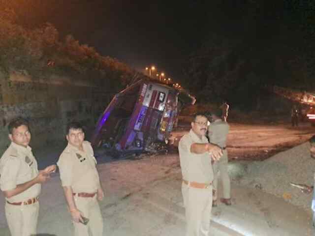 यात्रियों से भरी बस फ्लाईओवर से नीचे गिरी, एक की मौत, कई घायल