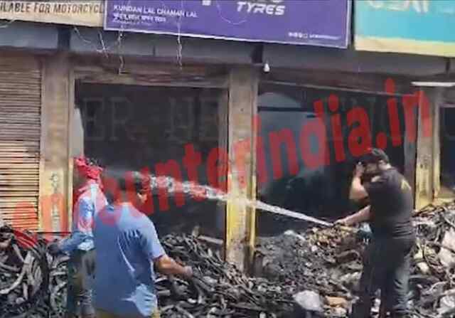जालंधरः रेलवे रोड़ पर टायर की दुकान में लगी आग, देखें वीडियो