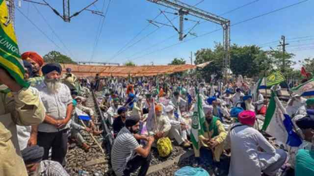 शंभू बॉर्डर पर रेल ट्रैक पर डटे किसानों ने किया ऐलान
