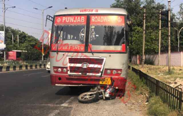 जालंधरः रेड लाइट पर खड़े बाइक सवारों को घसीटकर ले गया बस चालक, 2 पुलिस कर्मी घायल
