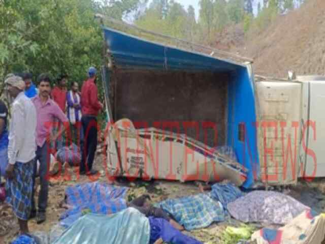 दर्दनाक हादसाः पिकअप गाड़ी पलटने से 15 की मौ+त
