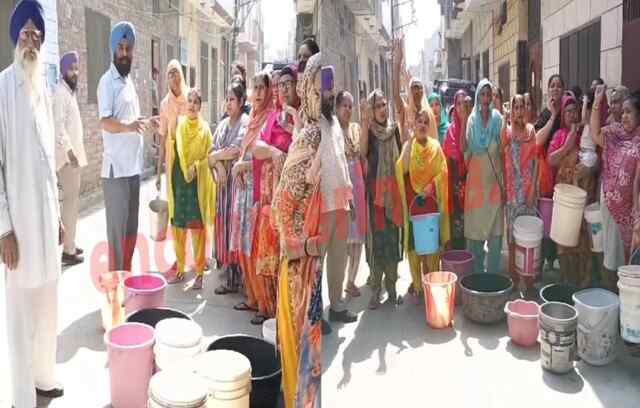 पंजाब : पानी की समस्या से परेशान इलाका निवासियों ने किया प्रदर्शन, देखें वीडियो