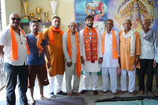  अम्बोटा में पूर्व मंत्री  विक्रम ठाकुर ने चैतन्य शर्मा के लिए मांगे वोट 