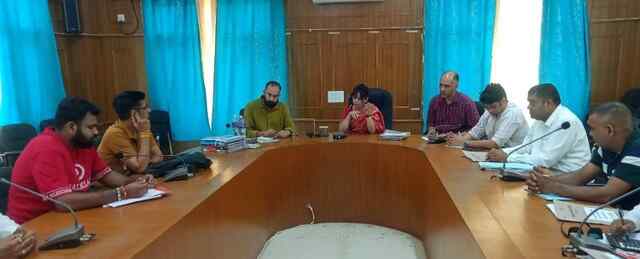 व्यय पर्यवेक्षक ने बंगाणा में राजनीतिक उम्मीदवारों और अधिकारियों के साथ की बैठक