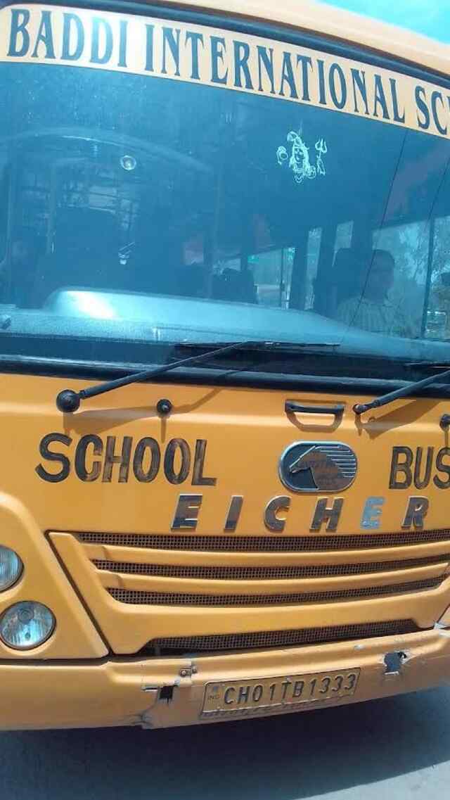 निजी स्कूल चला रहा था अवैध रूप से बसे, हुआ चालान