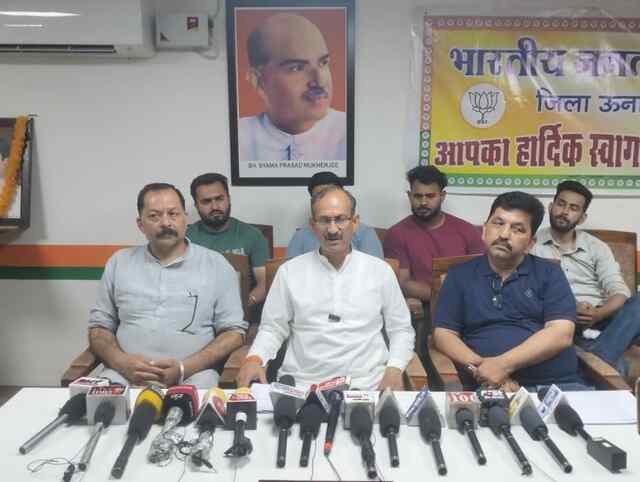 निशुल्क वर्दी सरकार ने बंद करके गरीब बच्चों के विरोध में फैसला लिया: सत्ती