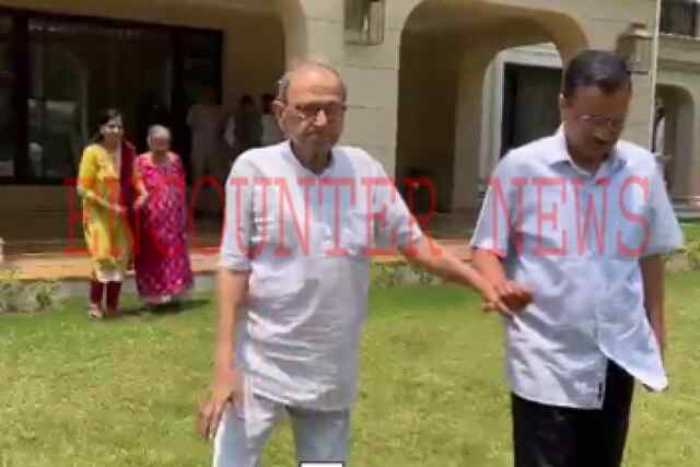माता-पिता और पत्नी के साथ पुलिस की राह देखते रहे अरविंद केजरीवाल, देखें वीडियो