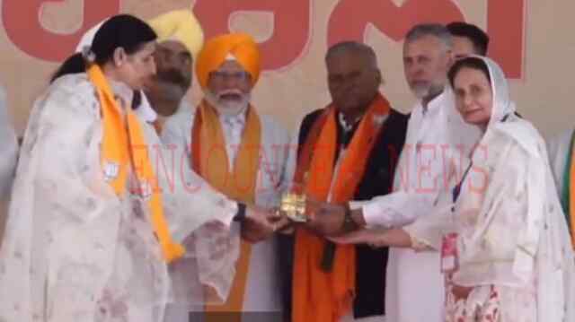 पंजाबः केसरिया पगड़ी में पहुंचे PM मोदी, किसानों ने घेरी हंसराज हंस की गाड़ी , देखें वीडियो