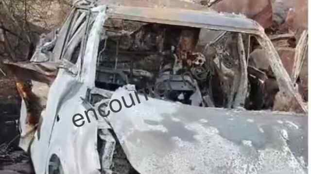 तेज रफ्तार कार पेड़ से टकराई, जिंदा जला युवक, 2 की हालत गंभीर