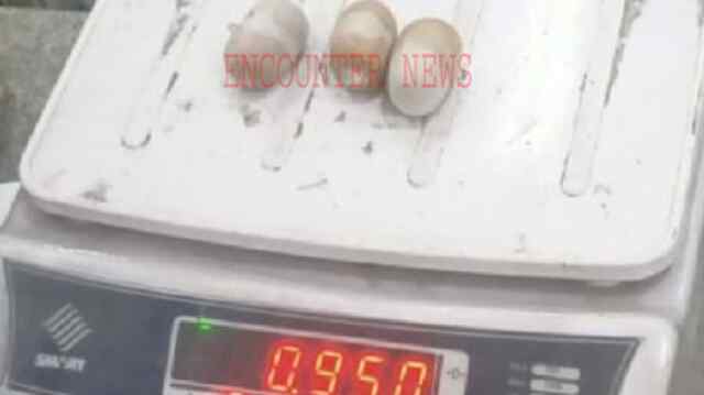 प्राइवेट पार्ट के अंदर छिपाकर ला रहे व्यक्ति से पकड़ा 60 लाख रुपए का Gold