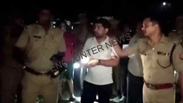 खड़ी बस के ऊपर ट्रक पलटने से 11 की दर्दनाक मौ’त, 10 घायल