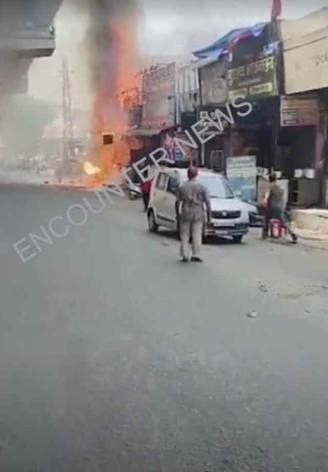 ढाबे में सिलेंडर फटने से मचा हड़कंप, दमकल विभाग की गाड़ियां पहुंची मौके पर