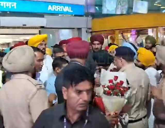 पंजाब : CM अरविंद केजरीवाल अमृतसर एयरपोर्ट पहुंचे, देखें वीडियो