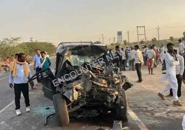 Scorpio और Truck में हुई भीषण टक्कर,  4 की मौ’त