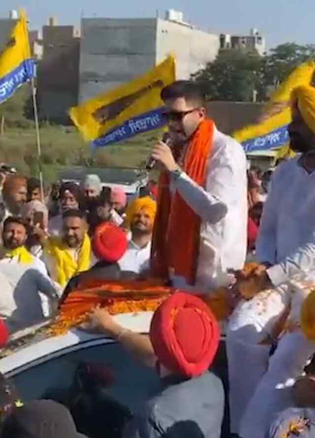 Punjab में प्रचार के लिए पहुंचे राघव चड्ढा, देखें वीडियो 