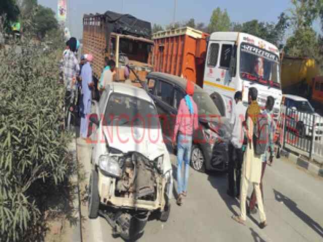 Punjab: बंद फाटक पर कैंटर-ट्रॉले समेत 4 वाहनों की हुई टक्कर