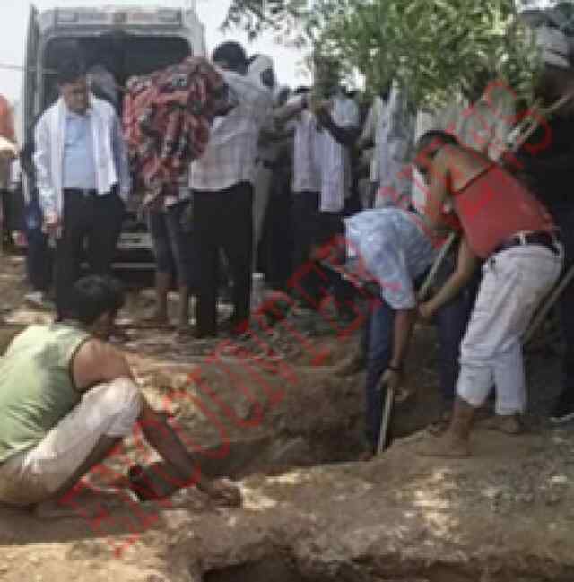 बोरवेल में गिरा 5 साल का बच्चा, 20 से 25 फीट नीचे गहराई में फंसा
