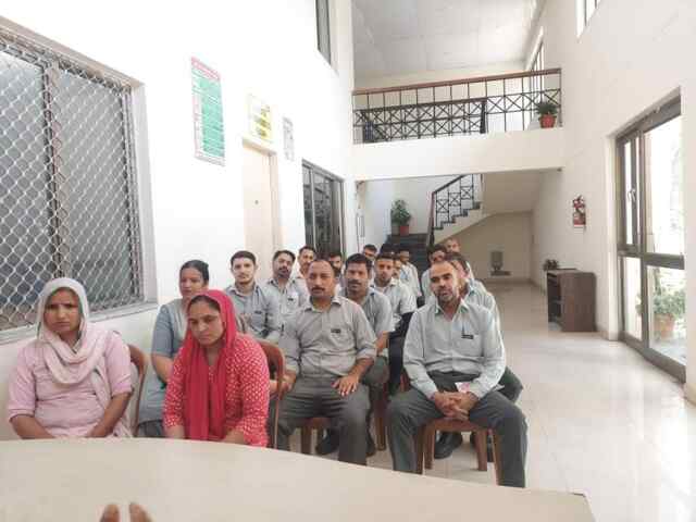 स्वीप टीम ने यूनिपैच  और इंडैग  फैक्ट्रियों में किया मतदान के प्रति जागरूक