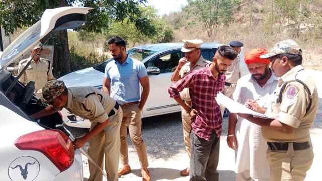 उपायुक्त और एसपी ने निगरानी टीमों ने साथ सख्ती से की वाहनों की जांच