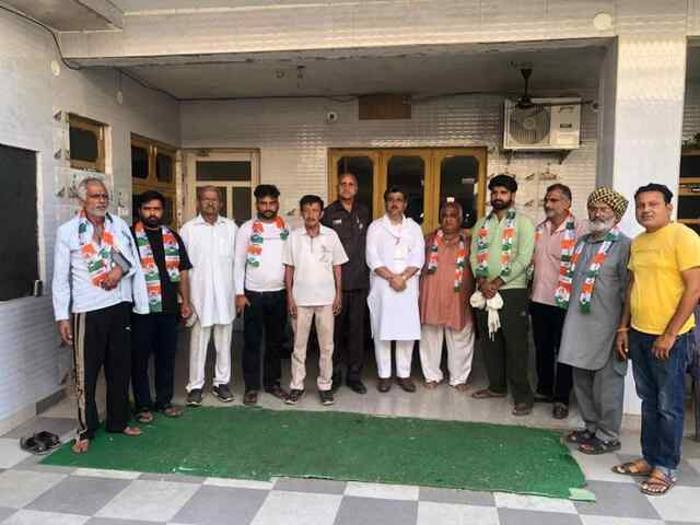 आधा दर्जन परिवारों ने भाजपा छोड़ कांग्रेस पार्टी का हाथ थामा