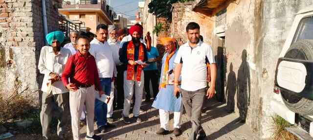 पूर्व विधायक परमजीत सिंह ने मानपुरा पंचायत में डोर टू डोर किया प्रचार