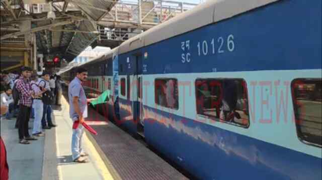 जब बिना AC के दौड़ी Superfast Express, परेशान यात्रियों ने चलती Train की खींचीं चेन 