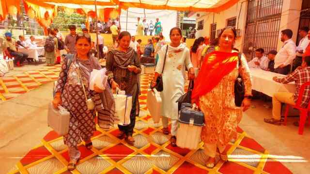 पोलिंग पार्टियां अपने गंतव्य को रवाना