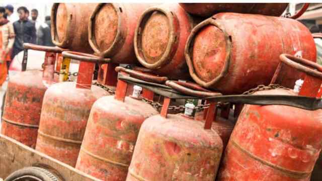 LPG सिलेंडर हुआ सस्ता, 72 रुपये कम हुआ रेट