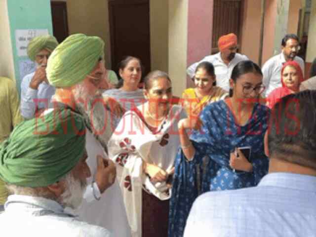 Punjab: Voting  दौरान उड़ा शेड, बाल-बाल बचा प्रशासन