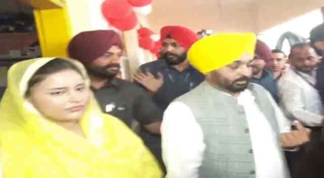 पंजाबः AAP CM भगवंत मान ने पत्नी संग डाला वोट, देखें वीडियो