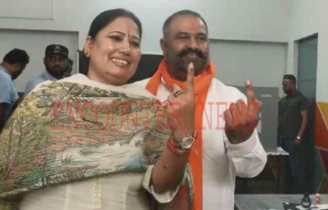 Jalandhar: पत्नी के साथ मतदान करने पहुंचे Sushil Rinku, देखें वीडियो
