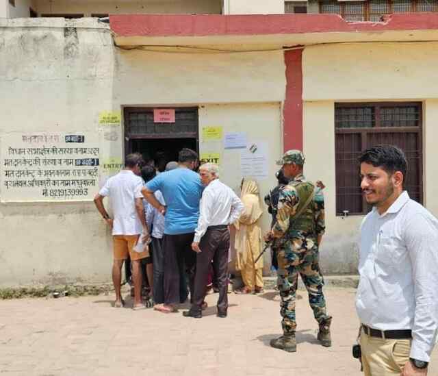 प्रशासन व चुनाव आयोग की लापरवाही भारी पड़ी मतदाताओं पर भारी