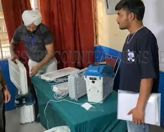 Punjab : EVM मशीनों में कैद हुई नेताओं की किस्मत, देखें वीडियो