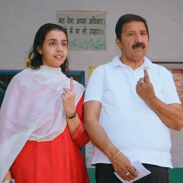 उपमुख्यमंत्री मुकेश अग्निहोत्री ने गोंदपुर जयचंद में अपनी बेटी आस्था अग्निहोत्री सहित किया मतदान