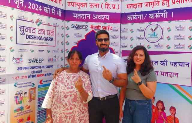 जिला निर्वाचन अधिकारी जतिन लाल ने परिवार सहित किया मतदान