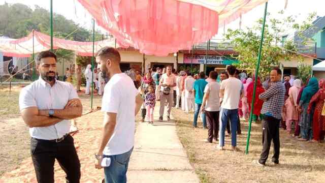 डीसी ने किया मंदवाड़ा पोलिंग बूथ का निरीक्षण