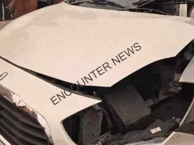 तेज रफ्तार कार खड़े हाइवा से टकराई, 3 की मौ’त, 2 की हालत गंभीर