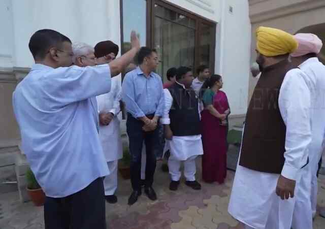 Arvind kejriwal सरेंडर के लिए निकले, तिहाड़ से देखेंगे चुनावी नतीजे, देखें वीडियो