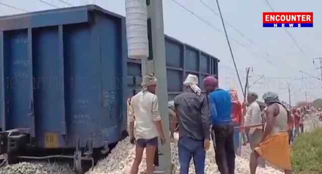 रेल ट्रैक पर हुआ हादसा, पटरी से उतरी मालगाड़ी, देखें Video