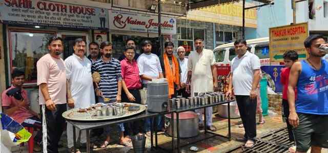 स्थानीय युवाओं ने तपती गर्मी में पिलाया मीठा पानी