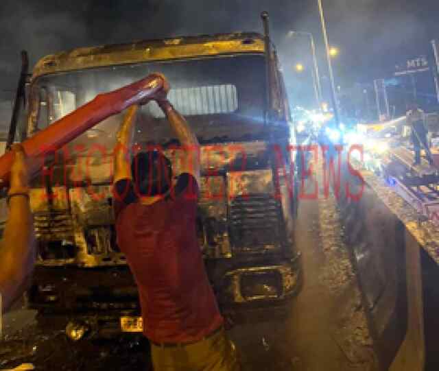 Punjab: हाईवे पर ट्रक में लगी भीषण आग, देखें वीडियो