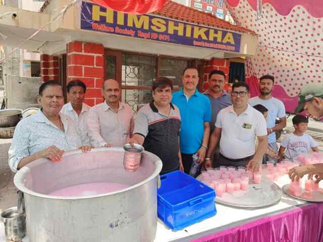 हिम शिखा वैल्फेयर सोसाईटी ने तपती गर्मी में पिलाया मीठा पानी 